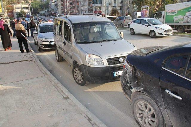 Freni Patlayan Midibüs 3 Araca Çarptı Duvara Çıktı: 1 Yaralı