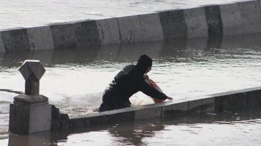 Edirne&rsquo;De Taşkının &Uuml;&ccedil;&uuml;nc&uuml; G&uuml;n&uuml;; Nehirlerde Debi D&uuml;ş&uuml;yor