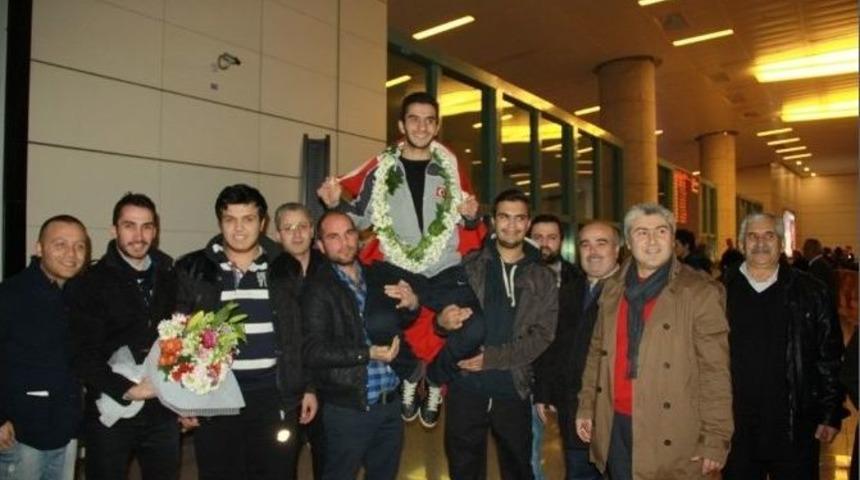 Akdeniz Şampiyonu &Ccedil;ubuklu Sporcu Enver Yıldırım&rsquo;a Coşkulu Karşılama