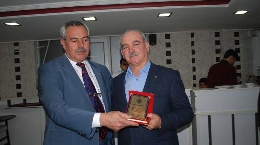 Hizmetleri Plaketle &Ouml;d&uuml;llendirildi