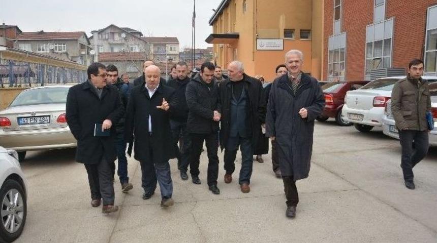 İzmit Belediyesi Y&ouml;netimi Mahalle Gezilerine Devam Ediyor