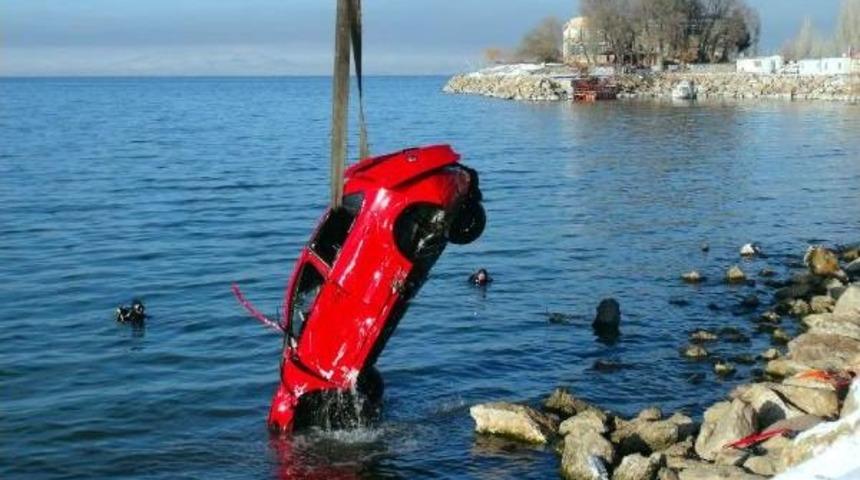 Otomobiliyle G&ouml;le U&ccedil;an Kadın S&uuml;r&uuml;c&uuml;y&uuml; Vatandaşlar Kurtardı
