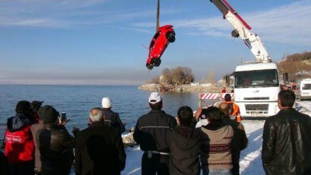Otomobiliyle G&ouml;le U&ccedil;an Kadın S&uuml;r&uuml;c&uuml;y&uuml; Vatandaşlar Kurtardı 1