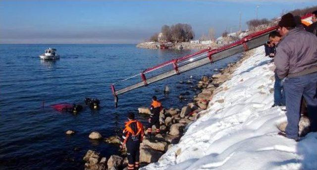 Otomobiliyle G&ouml;le U&ccedil;an Kadın S&uuml;r&uuml;c&uuml;y&uuml; Vatandaşlar Kurtardı 3