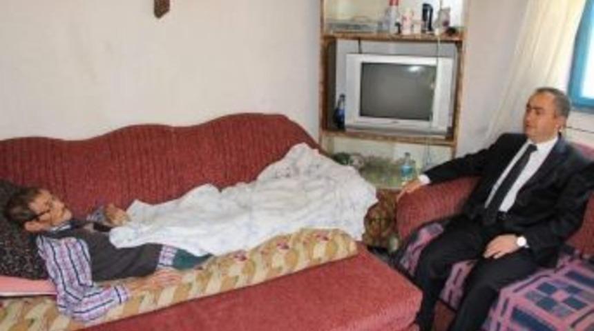 Kaymakam Bayraktar, Değirmendere K&ouml;y&uuml;nde Yaşlı Ve Hastaları Ziyaret Etti