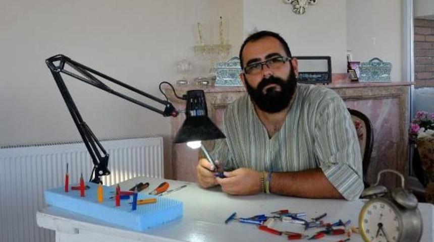 Hayalleri Ve Fikirlerini 'kalem Ucuna' Resmediyor