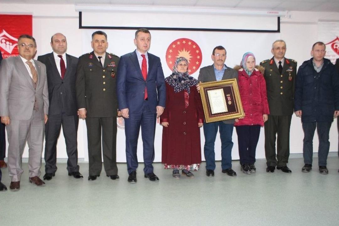 Osmaneli&rsquo;e Şehit Ailesine Devlet &Ouml;v&uuml;n&ccedil; Madalyası Ve Beratı Takdim Edildi