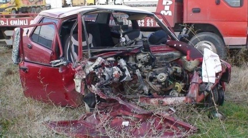 Otomobil Tır&rsquo;a Arkadan &Ccedil;arptı: 1 &Ouml;l&uuml;, 2 Yaralı