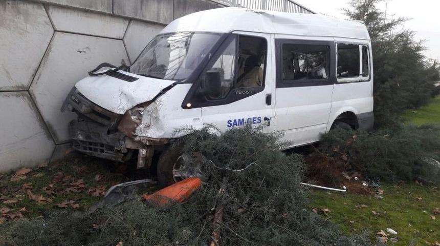 Giresun&rsquo;da Kontrolden &Ccedil;ıkan Minib&uuml;s Viyad&uuml;k Duvarına &Ccedil;arptı: 2 Yaralı