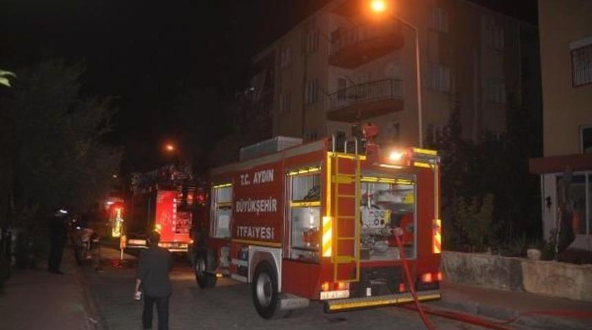 Kuşadası'nda 5 Katli Binanın &Ccedil;atısında Yangın