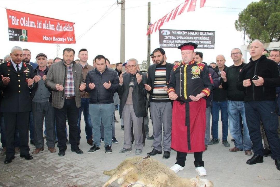 Şehzadeler Belediyesi Yenik&ouml;y Hacı Bektaş-ı Veli K&uuml;lt&uuml;r Merkezindeki Cemevinde Mehmet&ccedil;ik İ&ccedil;in Kurban Kesildi