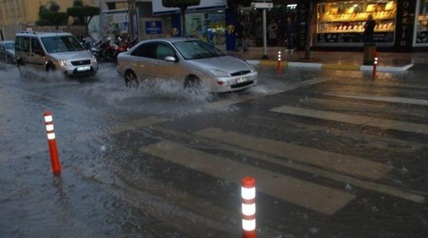 Aniden Bastıran Yağmur Vatandaşı &Ccedil;aresiz Bıraktı