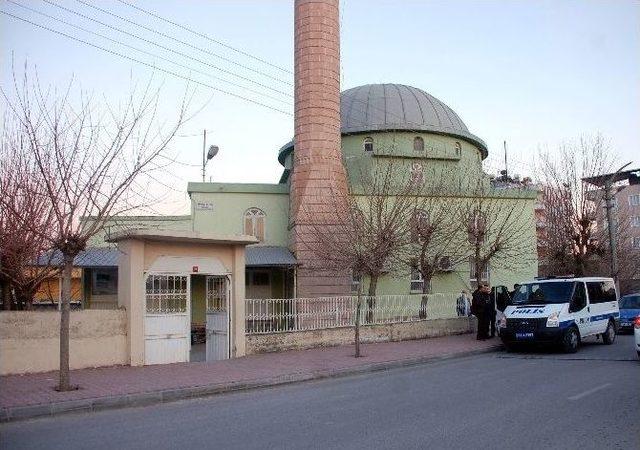 Cami Tuvaletinde ’canik’ Marka Tabanca Bulundu