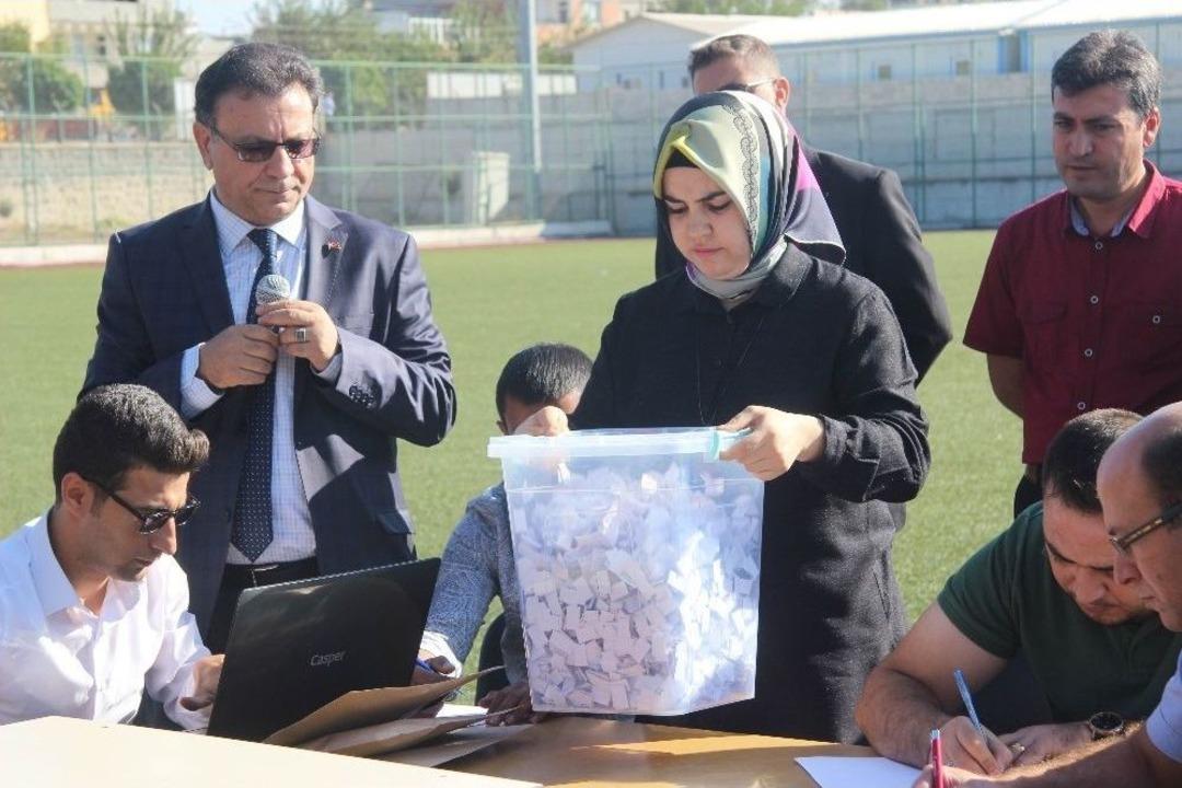 Ge&ccedil;ici İş&ccedil;iler Ekmek Kovasından &Ccedil;ekilen Kura İle Belirlendi