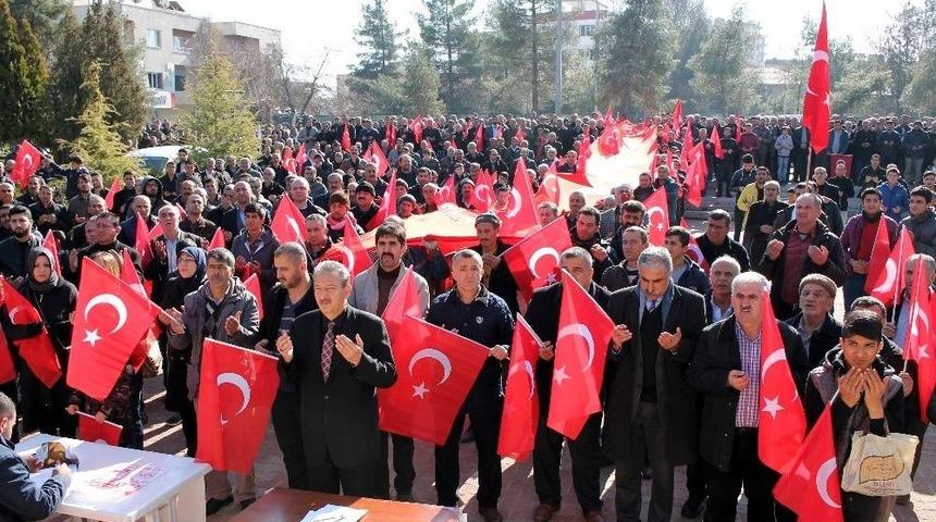 Midyatlı Vatandaşlar Afrin Harekatı İ&ccedil;in Bir Olup Mehmet&ccedil;ik İ&ccedil;in Dua Etti