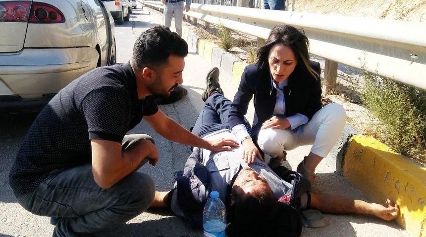 Kazada Yaralanan Motosiklet S&uuml;r&uuml;c&uuml;s&uuml;ne Olay Yerinden Ge&ccedil;en İlk Yardım Uzmanı M&uuml;dahale Etti