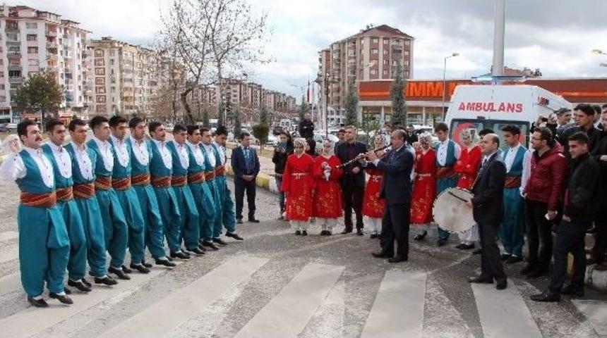 Kansere &lsquo;halayla&rsquo; Dikkat &Ccedil;ektiler