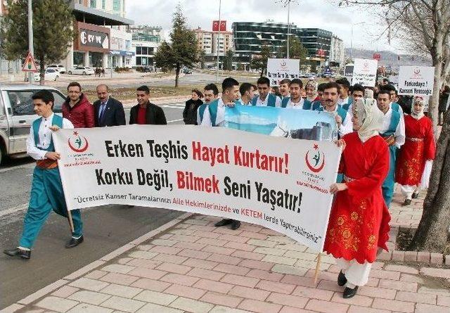 Kansere ‘halayla’ Dikkat Çektiler