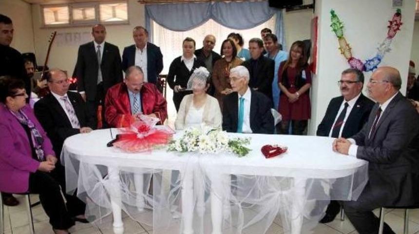 Huzurevinde Evlendiler