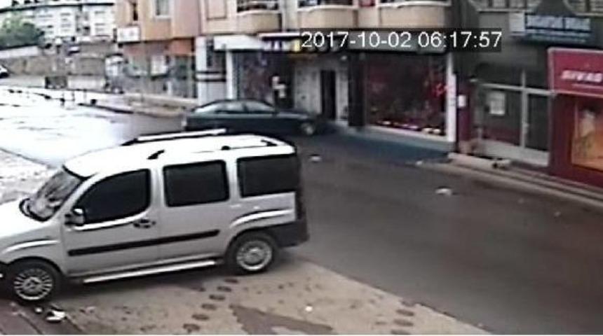 Otomobiliyle &Ccedil;arptığı D&uuml;kkanın Kırılan Kapısını Kapatıp Gitti