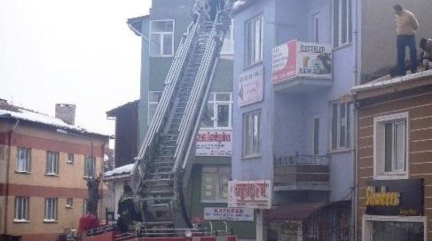 İtfaiye Ekipleri &Ccedil;atılarda Kar Temizliği Yaptı