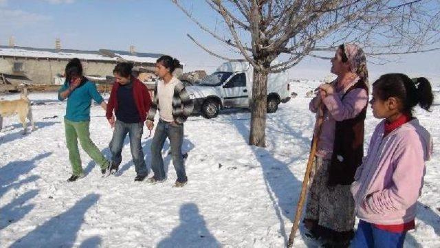 Tatildeki Öğrenciler Kar Üstünde Güreş Tutup, Halay Çekiyor