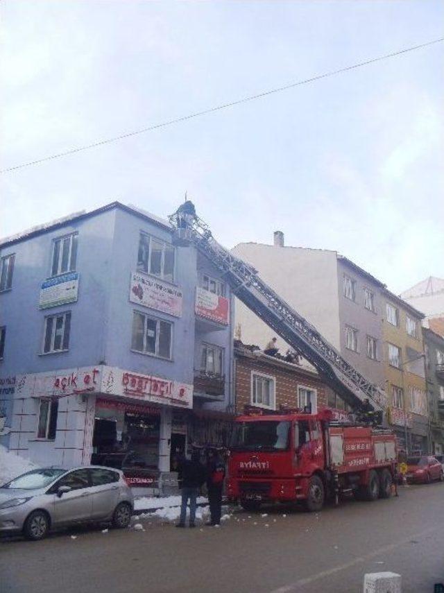 İtfaiye Ekipleri Çatılarda Kar Temizliği Yaptı