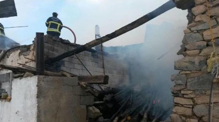 K&ouml;yde Bir Ev, Samanlık Ve Ahır Yandı; 10 Koyun Telef Oldu