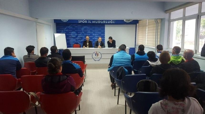 Spor Müdürü Antrenörlerle Toplantı Yaptı