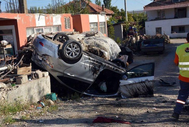 Takla Atan Araçta, 3 Kişi Ağır Yaralandı G4