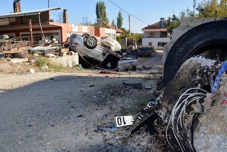 Takla Atan Araçta, 3 Kişi Ağır Yaralandı G5