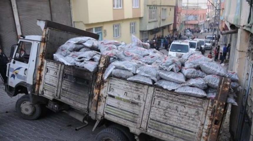 K&ouml;m&uuml;r Dolu Kamyonet Duvara &Ccedil;arptı: 2 Yaralı