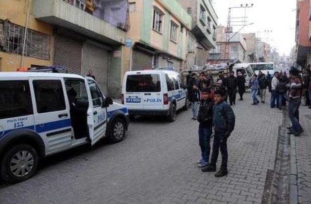 K&ouml;m&uuml;r Dolu Kamyonet Duvara &Ccedil;arptı: 2 Yaralı 2