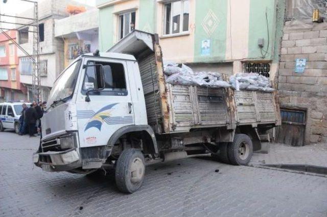 K&ouml;m&uuml;r Dolu Kamyonet Duvara &Ccedil;arptı: 2 Yaralı 3