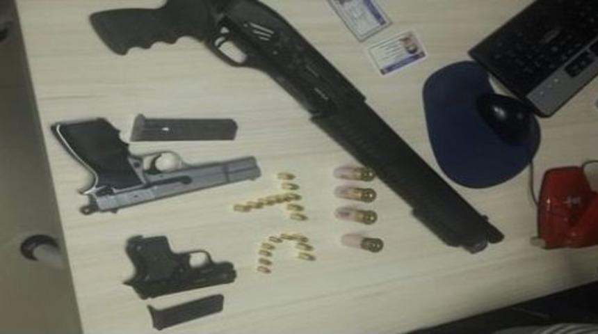 Sakarya&rsquo;da Ruhsatsız Tabanca Ve Uyuşturucu Hap Ele Ge&ccedil;irildi