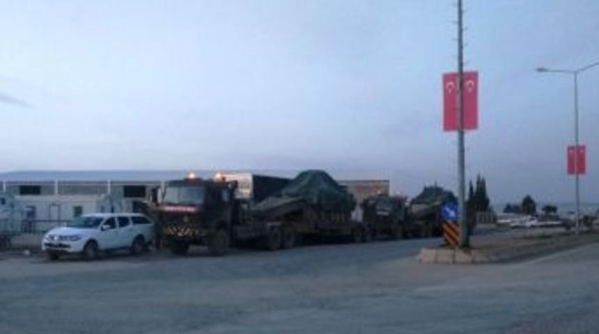 Sınıra Tank Sevkiyatı S&uuml;r&uuml;yor