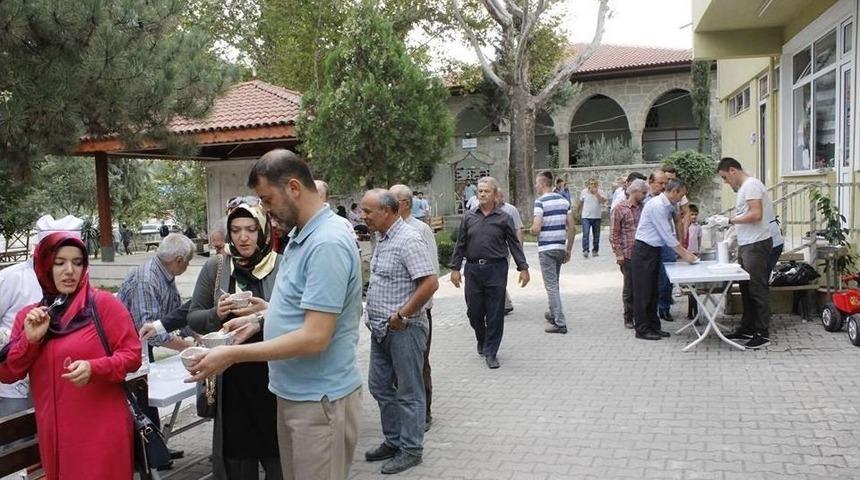 Tarihi Caminin Avlusunda Aşure İkramı