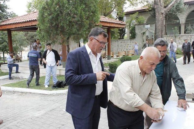 Tarihi Caminin Avlusunda Aşure İkramı 2