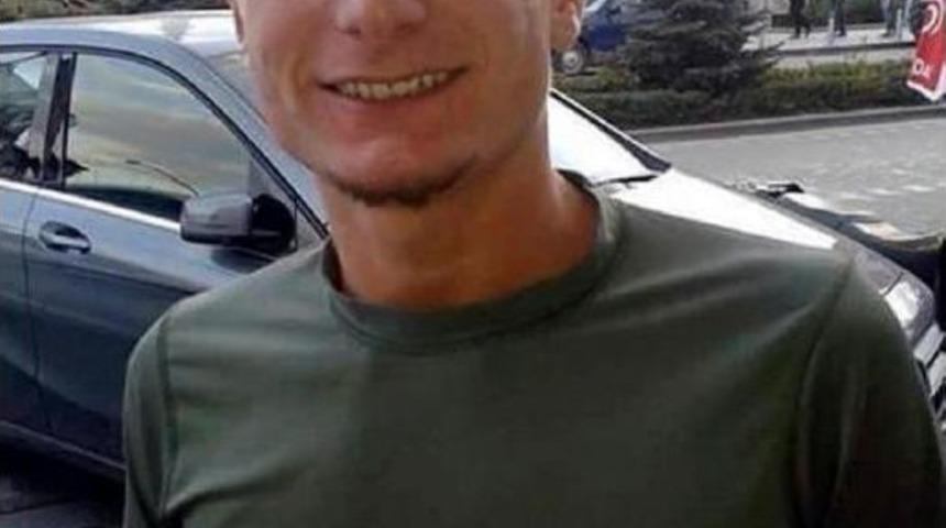 Sırtından 9 Bıçak Darbesiyle Yaralanan Genç Öldü