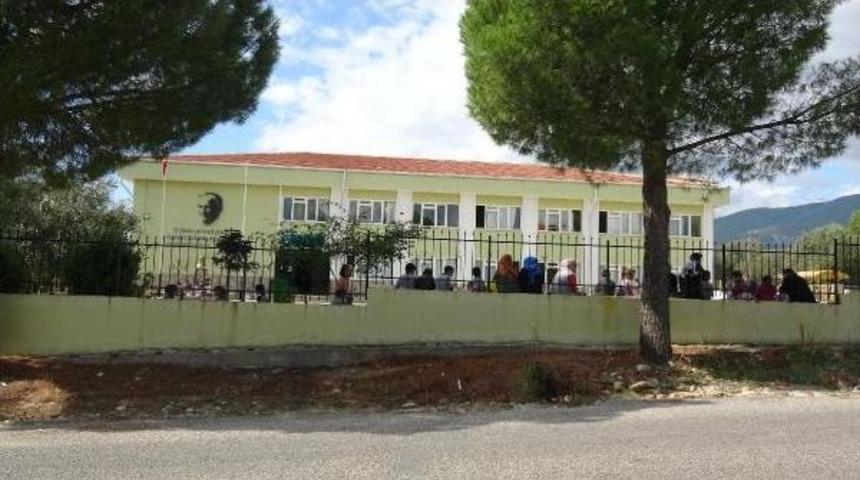 Kantinsiz Okulda &Ouml;ğrenciler Yemeklerini Bah&ccedil;ede Yiyor