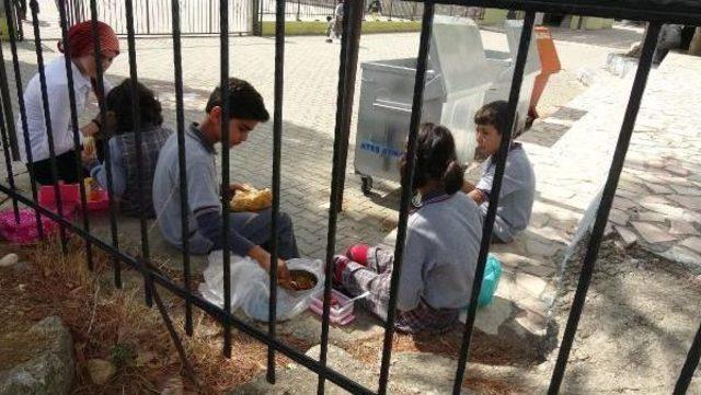 Kantinsiz Okulda &Ouml;ğrenciler Yemeklerini Bah&ccedil;ede Yiyor 1