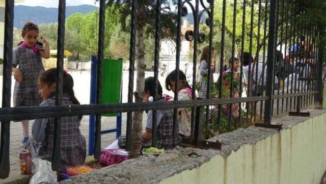 Kantinsiz Okulda &Ouml;ğrenciler Yemeklerini Bah&ccedil;ede Yiyor 2