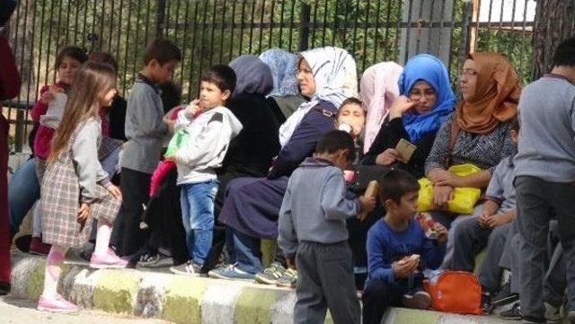 Kantinsiz Okulda &Ouml;ğrenciler Yemeklerini Bah&ccedil;ede Yiyor 3