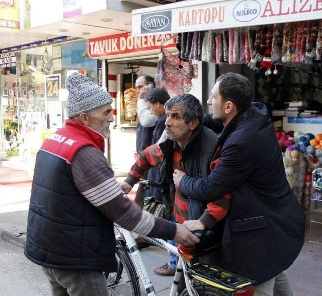 Yol Verme Kavgasında Kalçasından Bıçaklandı