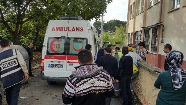 Okul Hizmetlisi Tartıştığı 2 Kişiyi Bıçakladı 1