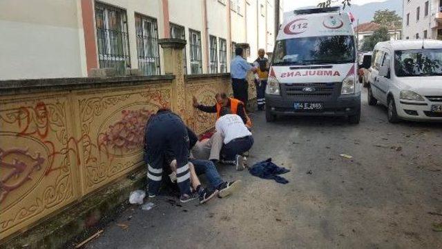 Okul Hizmetlisi Tartıştığı 2 Kişiyi Bıçakladı 3