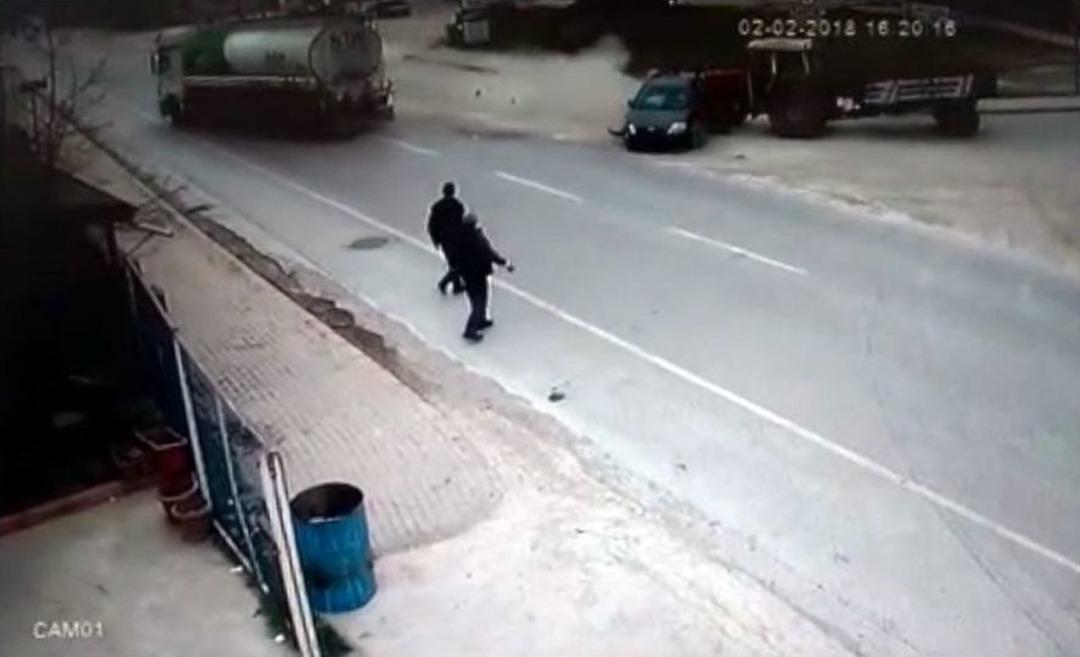 Otomobil &Ouml;nce Yakıt Tankerine Sonra Trakt&ouml;re &Ccedil;arptı