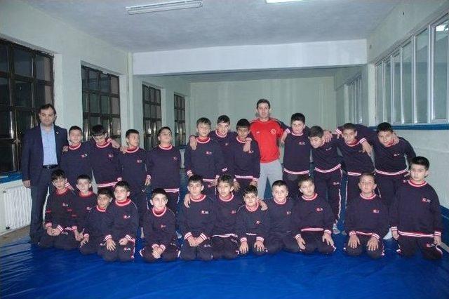 Türkiye Güreş Federasyonu Minik Güreşçileri Sevindirdi