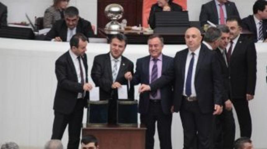 Chp Ve Mhp&rsquo;li Vekillerden Oylama Pozu