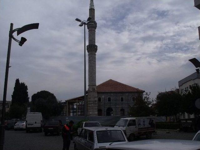 Tarihi Çarşı Cami Restore Ediliyor